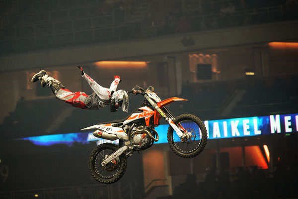 Sprung eines Motorradfahrers bei Night of the Jumps 2019 Berlin, Foto: Dirk Pagels, Fotograf in Teltow, Kleinmachnow, Stahnsdorf, Potsdam, Berlin, Bundes- Weltweit