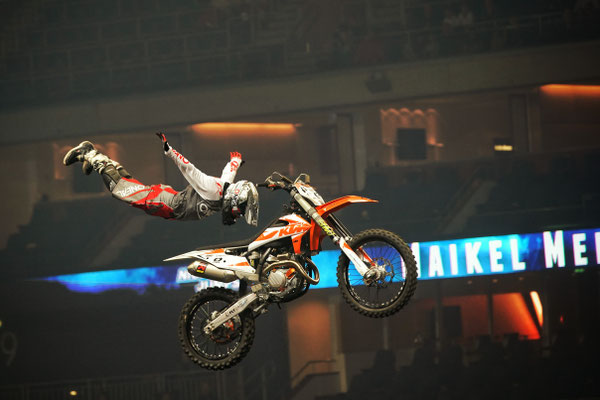 Sprung eines Motorradfahrers bei Night of the Jumps 2019 Berlin, Foto: Dirk Pagels, Fotograf in Teltow, Kleinmachnow, Stahnsdorf, Potsdam, Berlin, Bundes- Weltweit
