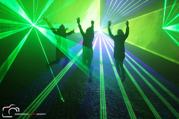 Tanzende Menschen im Laserlicht, Foto: Dirk Pagels, Fotograf in Teltow, Kleinmachnow, Stahnsdorf, Potsdam, Berlin, Bundes- Weltweit