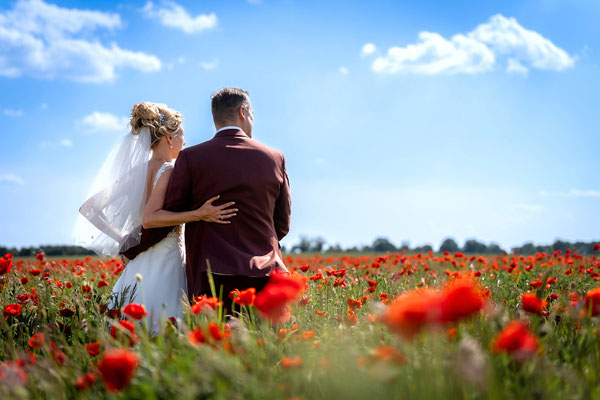 Shooting im Mohnfeld, Hochzeit im Landhaus Alte Schmiede Lühnsdorf, 2024, Foto: Dirk Pagels, Hochzeitsfotograf in Teltow, Kleinmachnow, Stahnsdorf, Potsdam, Berlin, Bundes- Weltweit