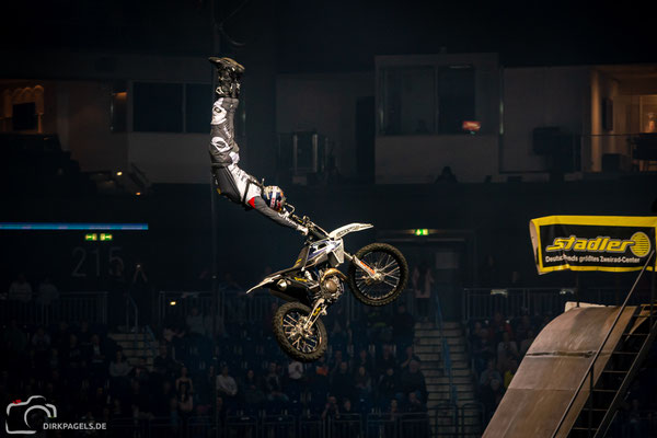 Sprung des Motorradfahrers, Luc Ackermann bei den Night of the Jumps 2020, Mercedes-Benz Arena Berlin, Foto: Dirk Pagels, Fotograf in Teltow, Kleinmachnow, Stahnsdorf, Potsdam, Berlin, Bundes- Weltweit