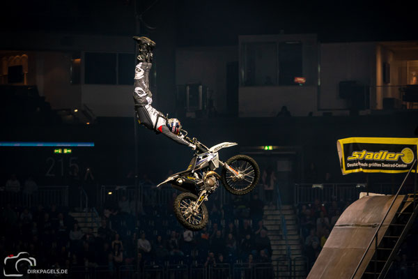 Sprung des Motorradfahrers, Luc Ackermann bei den Night of the Jumps 2020, Mercedes-Benz Arena Berlin, Foto: Dirk Pagels, Fotograf in Teltow, Kleinmachnow, Stahnsdorf, Potsdam, Berlin, Bundes- Weltweit