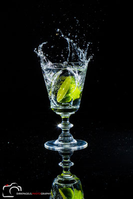 Spritzig, Cocktailglas mit einer Limette, Foto: Dirk Pagels, Fotograf in Teltow, Kleinmachnow, Stahnsdorf, Potsdam, Berlin, Bundes- Weltweit