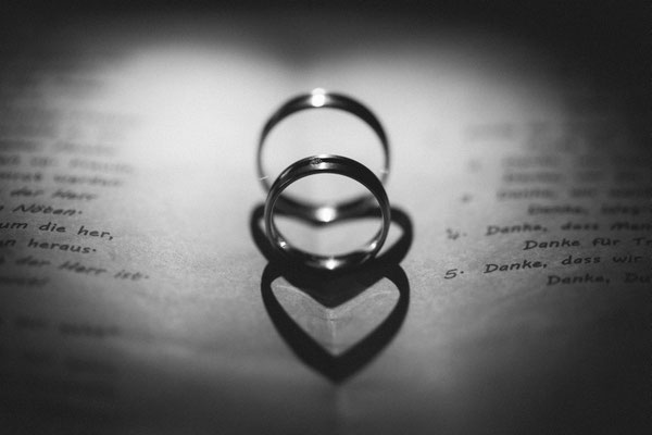 Hochzeitsringe als Herzen der Liebe, Foto: Dirk Pagels, Hochzeitsfotograf in Teltow, Kleinmachnow, Stahnsdorf, Potsdam, Berlin, Bundes- Weltweit