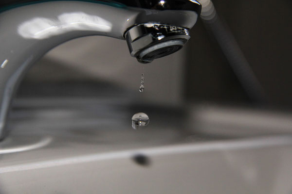 Wassertropfen aus dem Wasserhahn, Foto: Dirk Pagels, Fotograf in Teltow, Kleinmachnow, Stahnsdorf, Potsdam, Berlin, Bundes- Weltweit