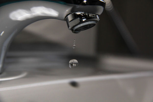 Wassertropfen aus dem Wasserhahn, Foto: Dirk Pagels, Fotograf in Teltow, Kleinmachnow, Stahnsdorf, Potsdam, Berlin, Bundes- Weltweit