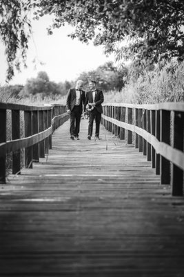 Love is beautiful- in all it's forms.., Holzbohlen Steg Blankensee 2021, Foto: Dirk Pagels, Hochzeitsfotograf in Teltow, Kleinmachnow, Stahnsdorf, Potsdam, Berlin, Bundes- Weltweit