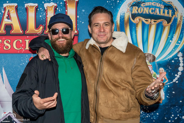 MC Fitti und Sascha Vollmer von BossHoss bei der Premiere vom Roncalli Weihnachtscircus am 19.12.2019 im Berliner Tempodrom, Foto: Dirk Pagels, Fotograf in Teltow, Kleinmachnow, Stahnsdorf, Potsdam, Berlin, Bundes- Weltweit