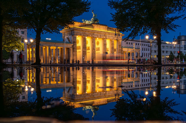 Spiegelung vom Brandenburger Tor Berlin, August 2023, Foto: Dirk Pagels, Fotograf in Teltow, Kleinmachnow, Stahnsdorf, Potsdam, Berlin, Bundes- Weltweit