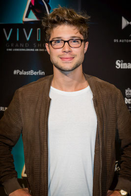 Schauspieler Jascha Rust bei der Premiere von VIVID Grand Show, Foto: Dirk Pagels, Fotograf in Teltow, Kleinmachnow, Stahnsdorf, Potsdam, Berlin, Bundes- Weltweit