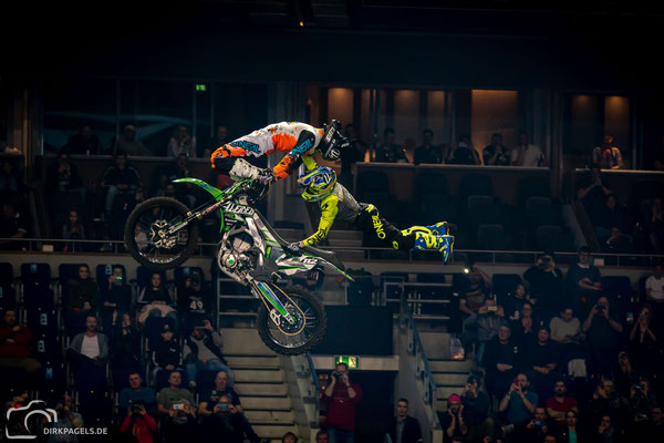 Sprung eines Motorradfahrers, Doppelsprung,Night of the Jumps 2020, Mercedes-Benz Arena Berlin, Foto: Dirk Pagels, Fotograf in Teltow, Kleinmachnow, Stahnsdorf, Potsdam, Berlin, Bundes- Weltweit