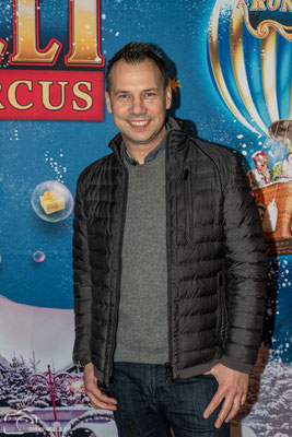 Autor Sebastian Fitzek bei der Premiere vom Roncalli Weihnachtscircus am 19.12.2019 im Berliner Tempodrom, Foto: Dirk Pagels, Fotograf in Teltow, Kleinmachnow, Stahnsdorf, Potsdam, Berlin, Bundes- Weltweit