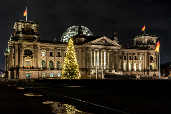 Der Reichstag mit Weihnachtsbaum im Dezember 2019, Foto: Dirk Pagels, Fotograf in Teltow, Kleinmachnow, Stahnsdorf, Potsdam, Berlin, Bundes- Weltweit