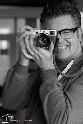 Fotograf Paddy, Patrick Ludolph mit einer Leica, Hamburg Foto: Dirk Pagels, Fotograf in Teltow, Kleinmachnow, Stahnsdorf, Potsdam, Berlin, Bundes- Weltweit