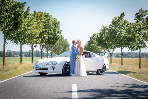 Toyota Supra auf der Landstraße, Hochzeit in Trebbin und Flugplatz Schönhagen, 2024, Foto: Dirk Pagels, Hochzeitsfotograf in Teltow, Kleinmachnow, Stahnsdorf, Potsdam, Berlin, Bundes- Weltweit