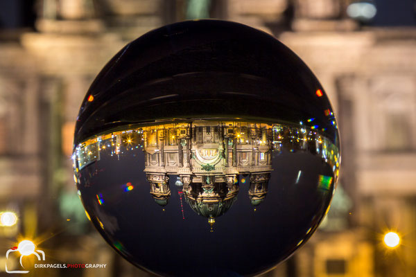 Der Berliner Dom durch die Glaskugel betrachtet,  Foto: Dirk Pagels, Teltow