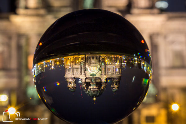 Der Berliner Dom durch die Glaskugel betrachtet, Foto: Dirk Pagels, Fotograf in Teltow, Kleinmachnow, Stahnsdorf, Potsdam, Berlin, Bundes- Weltweit