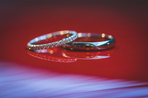 Hochzeitsringe auf einem Ferrari, Classic Remise Berlin2021, Foto: Dirk Pagels, Hochzeitsfotograf in Teltow, Kleinmachnow, Stahnsdorf, Potsdam, Berlin, Bundes- Weltweit