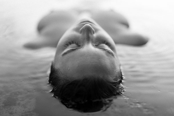 Sensual Shooting im Wasser, Lisza, Güterfelder See, September 2023, Foto: Dirk Pagels, Peoplefotograf in Teltow, Kleinmachnow, Stahnsdorf, Potsdam, Berlin, Bundes- Weltweit