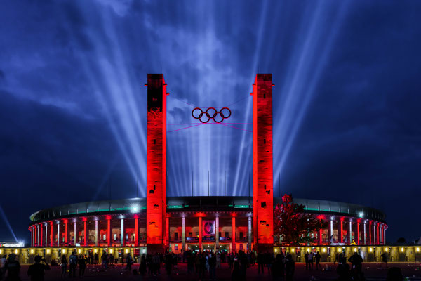  Das rot beleuchtete und illuminierte Olympiastadion Berlin, bei einem Rammstein Konzert, Foto: Dirk Pagels, Fotograf in Teltow, Kleinmachnow, Stahnsdorf, Potsdam, Berlin, Bundes- Weltweit