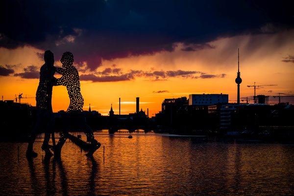 Molecule Man an den Treptowers, Spree Berlin, Foto: Dirk Pagels, Fotograf in Teltow, Kleinmachnow, Stahnsdorf, Potsdam, Berlin, Bundes- Weltweit