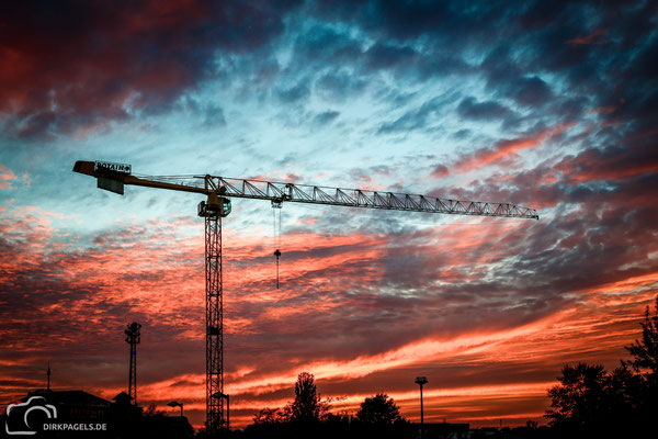 Ein Kran im Sonnenuntergang in Teltow, Foto: Dirk Pagels, Fotograf in Teltow, Kleinmachnow, Stahnsdorf, Potsdam, Berlin, Bundes- Weltweit
