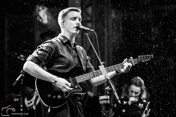 George Ezra am 2. Oktober 2018 am Brandenburger Tor, Foto: Dirk Pagels, Fotograf in Teltow, Kleinmachnow, Stahnsdorf, Potsdam, Berlin, Bundes- Weltweit
