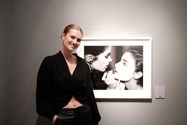 Top Model Toni Garrn, bei der Vernissage in der Galerie Camera Work Berlin, Foto: Dirk Pagels, Fotograf in Teltow, Kleinmachnow, Stahnsdorf, Potsdam, Berlin, Bundes- Weltweit