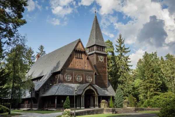 Norwegische Holzkirche auf dem Südwestkirchhof Stahnsdorf, bekannt aus der Netflix Serie Dark, Foto: Dirk Pagels, Fotograf in Teltow, Kleinmachnow, Stahnsdorf, Potsdam, Berlin, Bundes- Weltweit