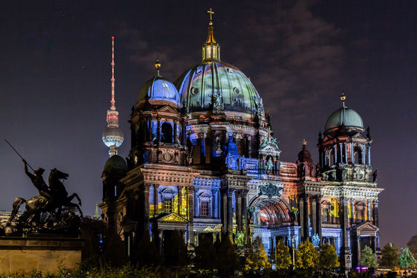 Der beleuchtete und illuminierte Berliner Dom mit Fernsehturm beim Festival of Lights 2017 in Berlin, Foto: Dirk Pagels, Fotograf in Teltow, Kleinmachnow, Stahnsdorf, Potsdam, Berlin, Bundes- Weltweit