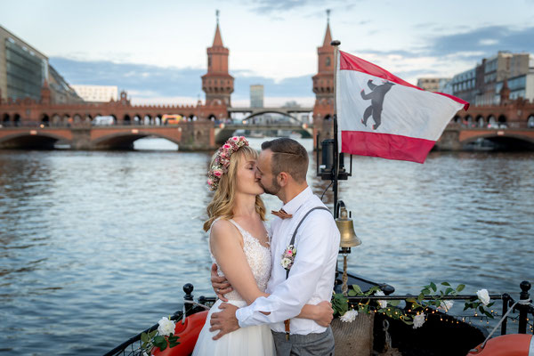 Bootsfahrt auf der Spree, Hochzeit in Berlin, 2023, Foto: Dirk Pagels, Hochzeitsfotograf in Teltow, Kleinmachnow, Stahnsdorf, Potsdam, Berlin, Bundes- Weltweit