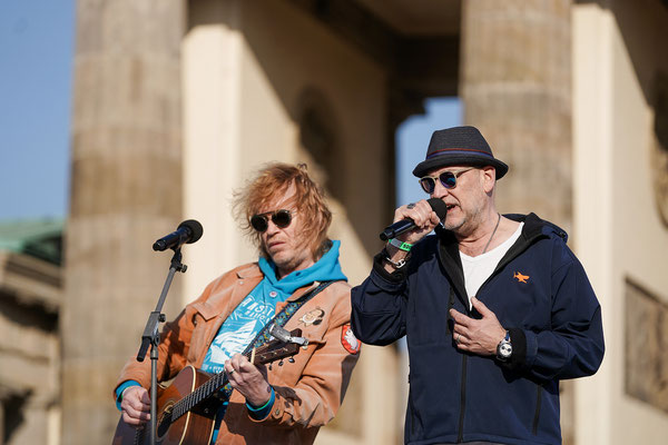 Fury in the Slaughterhouse am 20.03.2022  beim Sound of Peace am Brandenburger Tor Berlin, Foto: Dirk Pagels, Fotograf in Teltow, Kleinmachnow, Stahnsdorf, Potsdam, Berlin, Bundes- Weltweit