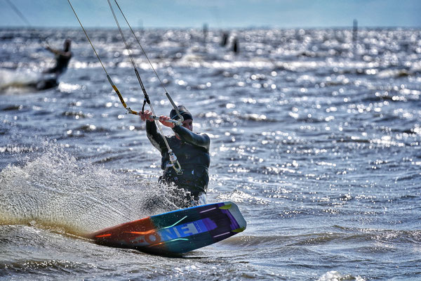 Kite Surfer in der Nordsee, Cuxhaven 2020, Foto: Dirk Pagels, Fotograf in Teltow, Kleinmachnow, Stahnsdorf, Potsdam, Berlin, Bundes- Weltweit