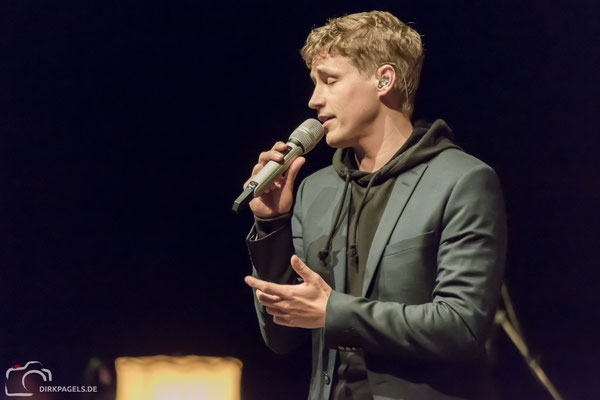 Tim Bendzko am 01.12.2017 im Berliner Admiralspalast, Foto: Dirk Pagels, Fotograf in Teltow, Kleinmachnow, Stahnsdorf, Potsdam, Berlin, Bundes- Weltweit
