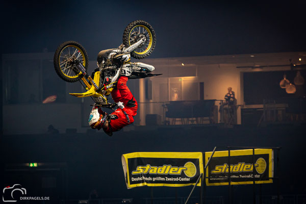 Sprung des Motorradfahrers, Kai Haase bei den Night of the Jumps 2020, Mercedes-Benz Arena Berlin, Foto: Dirk Pagels, Fotograf in Teltow, Kleinmachnow, Stahnsdorf, Potsdam, Berlin, Bundes- Weltweit
