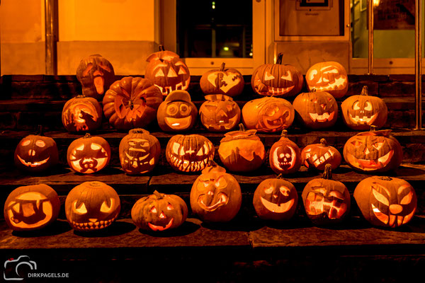 Happy Halloween. Kürbisse vor dem Rathaus Teltow, Foto: Dirk Pagels, Fotograf in Teltow, Kleinmachnow, Stahnsdorf, Potsdam, Berlin, Bundes- Weltweit