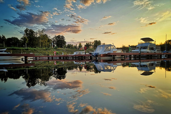 Sonnenuntergang und Spiegelung am Teltower Stadthafen, August 2019, Foto: Dirk Pagels, Fotograf in Teltow, Kleinmachnow, Stahnsdorf, Potsdam, Berlin, Bundes- Weltweit
