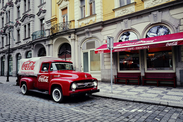James Dean Bar mit Coca Cola Oldtimer, Prag 2024, Foto: Dirk Pagels, Fotograf in Teltow, Kleinmachnow, Stahnsdorf, Potsdam, Berlin, Bundes- Weltweit