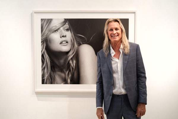 Fotograf Russel James vor einem Bild von Model Toni Garrn, bei der Vernissage in der Galerie Camera Work Berlin, Foto: Dirk Pagels, Fotograf in Teltow, Kleinmachnow, Stahnsdorf, Potsdam, Berlin, Bundes- Weltweit