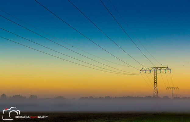 Freileitungen und Strommaste im Sonnenaufgang in Teltow, Foto: Dirk Pagels, Fotograf in Teltow, Kleinmachnow, Stahnsdorf, Potsdam, Berlin, Bundes- Weltweit