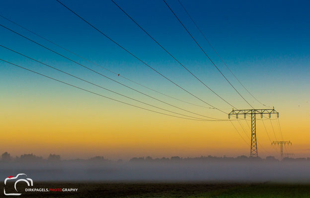Freileitungen und Strommaste im Sonnenaufgang in Teltow, Foto: Dirk Pagels, Fotograf in Teltow, Kleinmachnow, Stahnsdorf, Potsdam, Berlin, Bundes- Weltweit