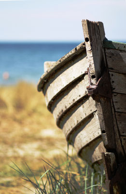 Ein altes Fischerboot am Strand von Zingst, Foto: Dirk Pagels, Fotograf in Teltow, Kleinmachnow, Stahnsdorf, Potsdam, Berlin, Bundes- Weltweit