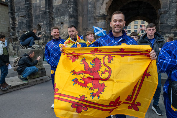 2 pic man in front holding the Scottish flag