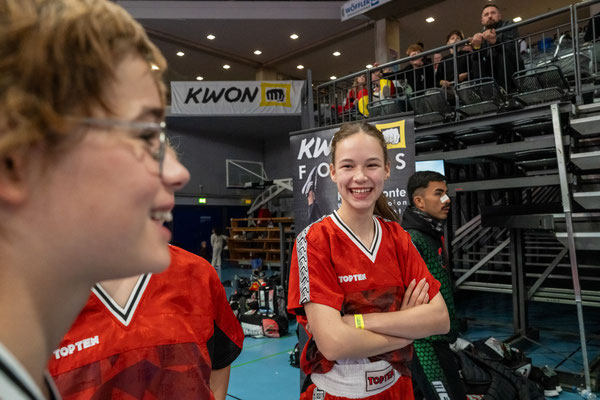 1 pic girl to the right