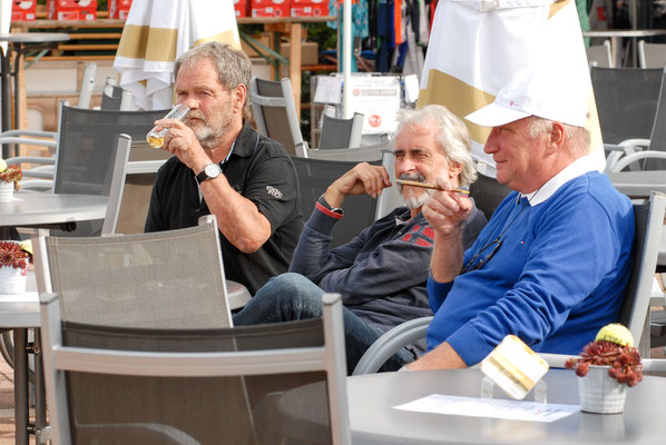 Die Herren 70 halten Ausschau nach Gegnern.
