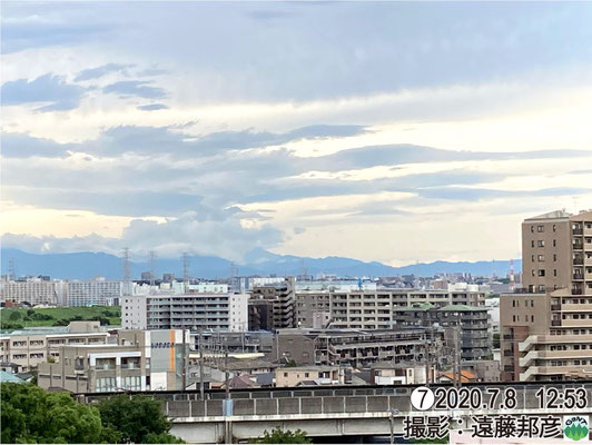 山並にはガストフロントかもしれない雲、中層には山岳波動による波状雲。