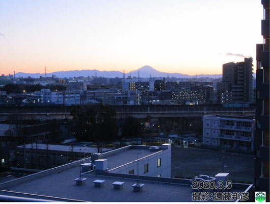 夕焼けは雲も少なくなってきました。