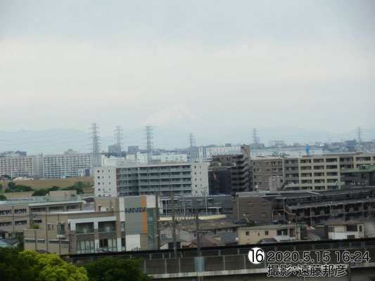 富士山南面に日が当たって白く見えます。分かるかな？