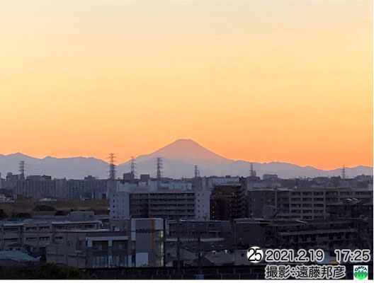 夕焼けに染まる赤い富士