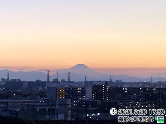 西には富士山．